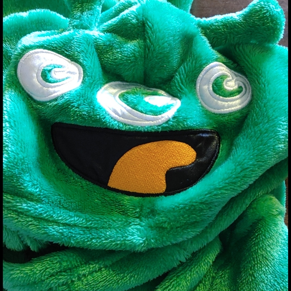 2t monster bath robe